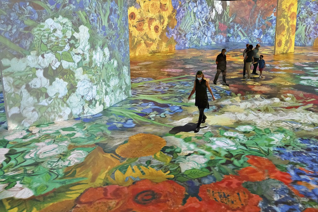 PINCEL TECNOLÓGICO - Flores de Van Gogh: as imagens se mesclam em movimentos hipnotizantes -