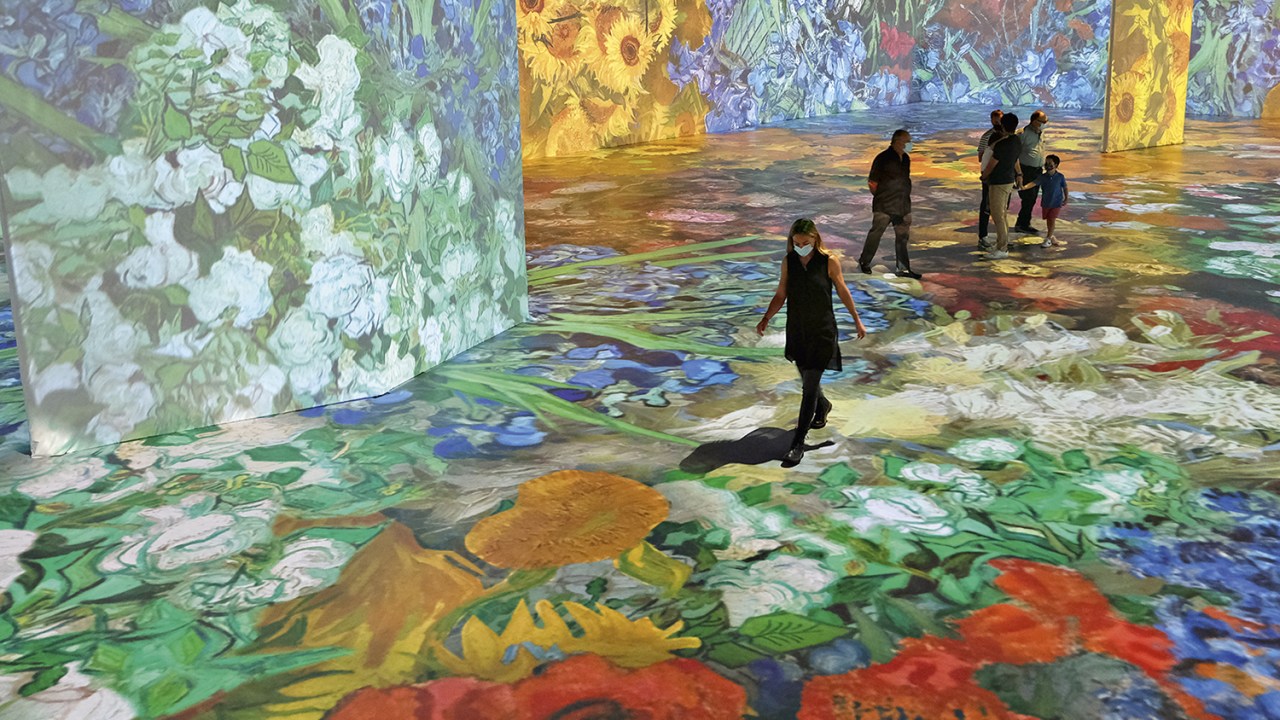 PINCEL TECNOLÓGICO - Flores de Van Gogh: as imagens se mesclam em movimentos hipnotizantes -