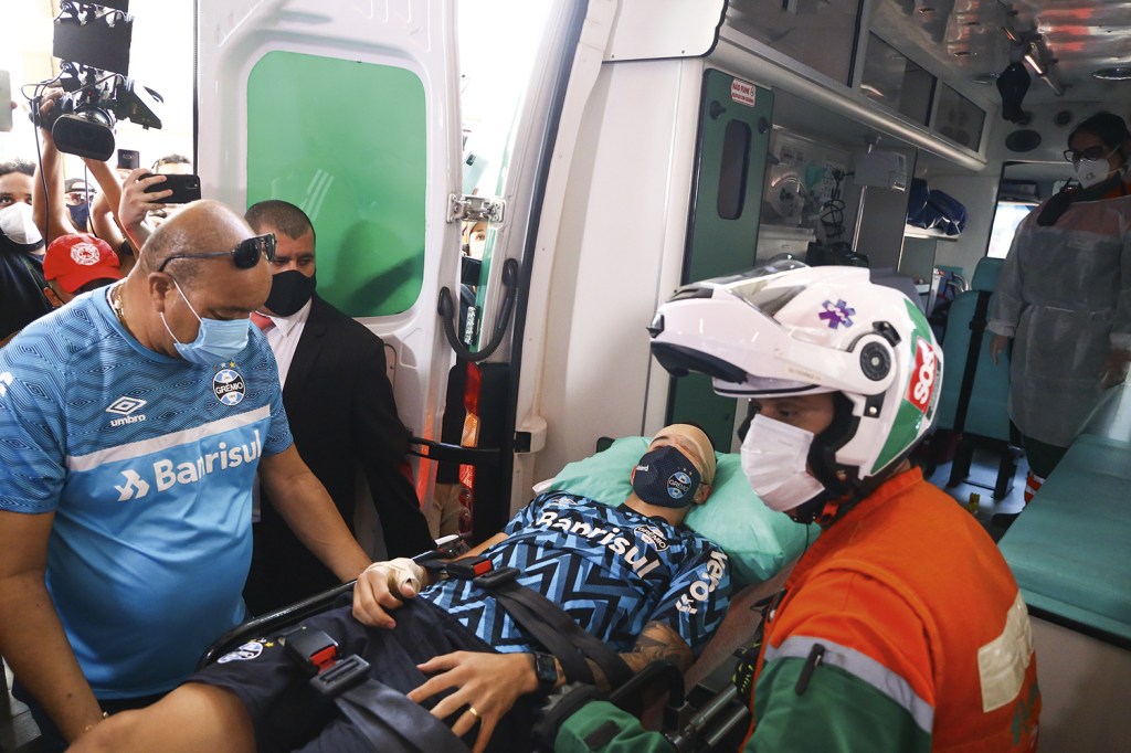 NA MACA - Mathias Villasanti ferido: pedras jogadas no ônibus atingiram o volante do Grêmio -