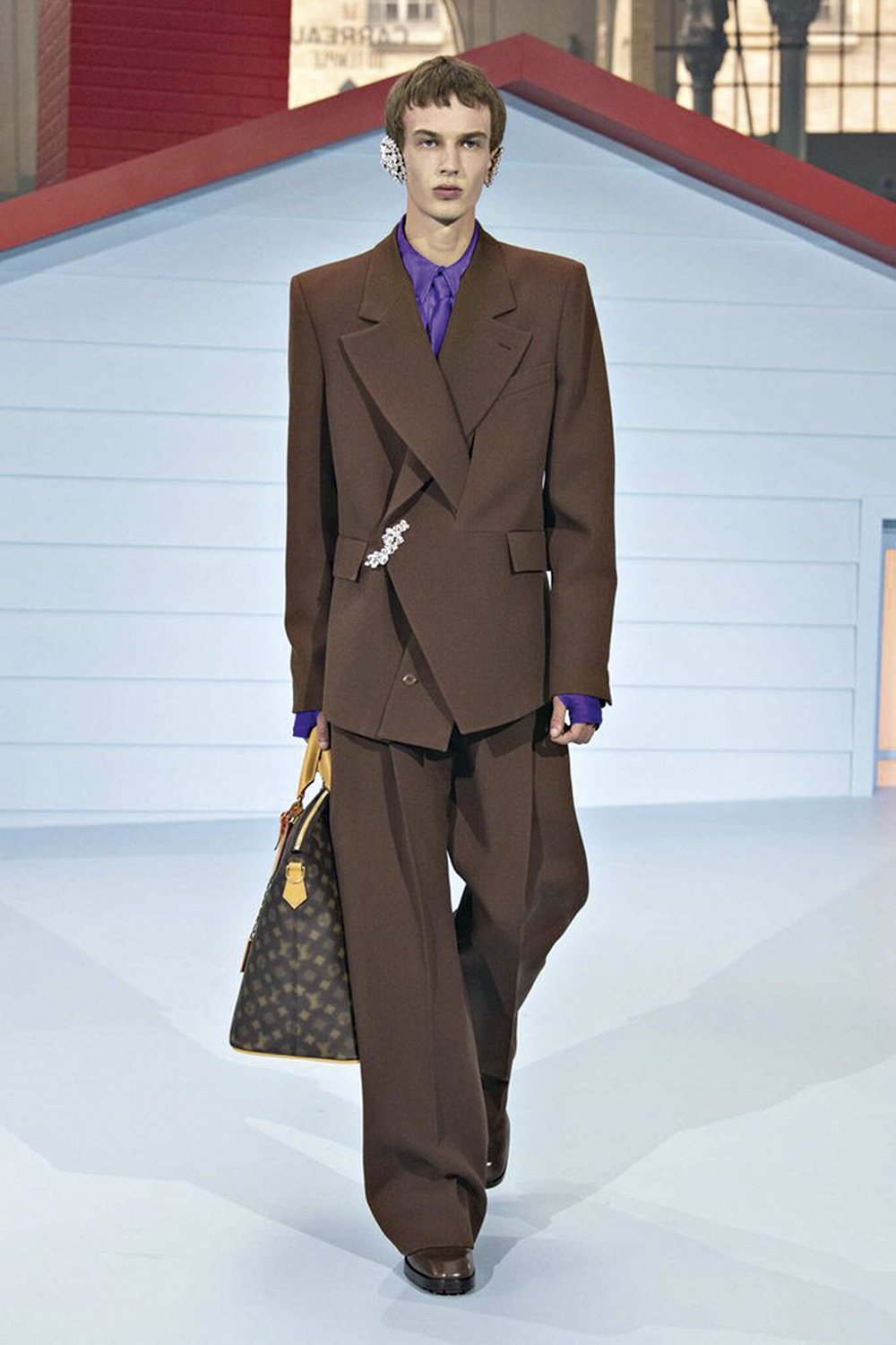 PASSADO E FUTURO - Louis Vuitton: o marrom é um clássico neste tipo de vestimenta, mas o modelo tem ombros amplos e estruturados, as mangas, longas, enquanto as calças aparecem mais largas do que as usadas hoje -