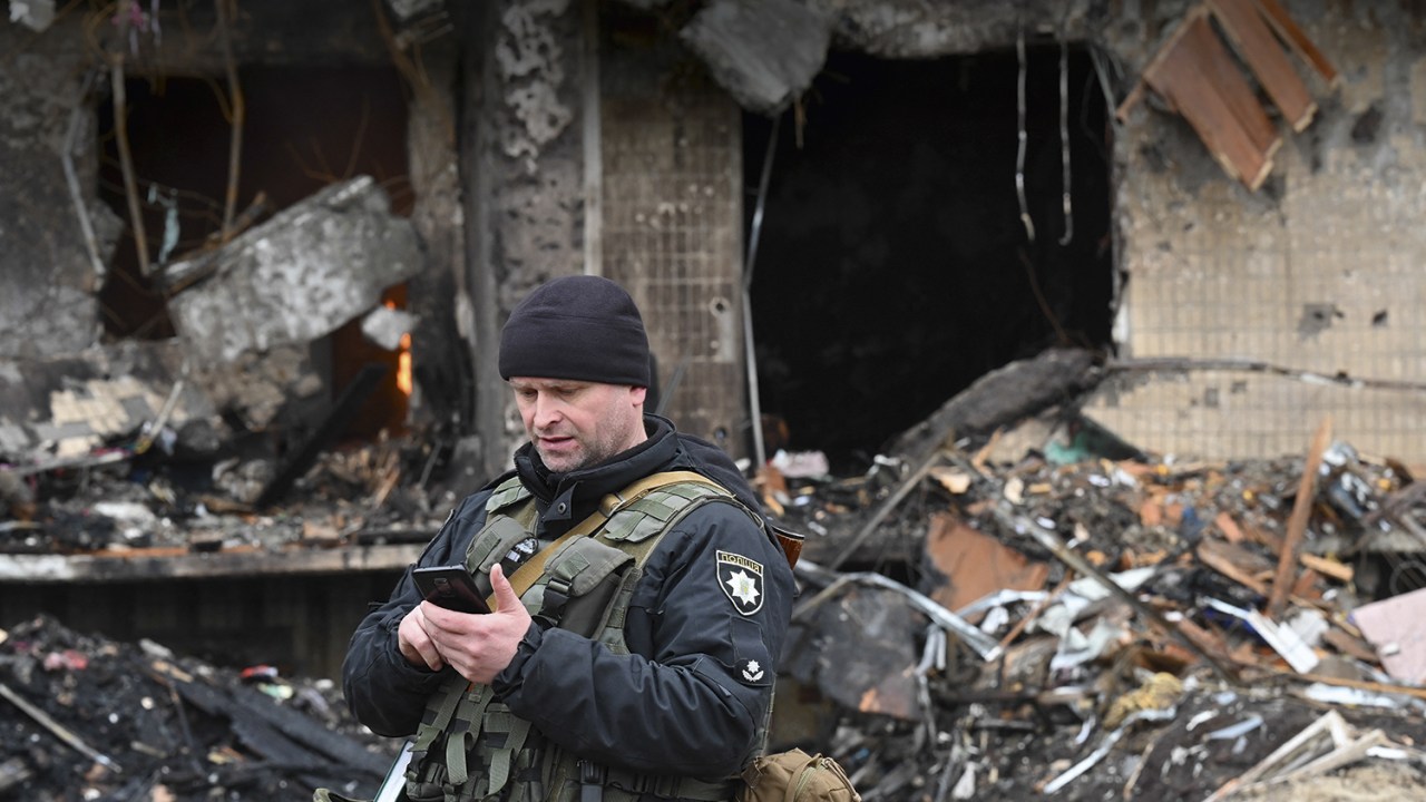 CONEXÃO - Soldado ucraniano em área atingida por um míssil: cenas transmitidas em tempo real do epicentro do conflito -