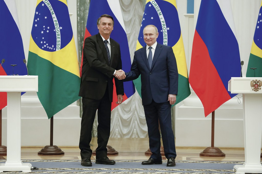 FORA DE HORA - Bolsonaro em visita ao Kremlin: solidariedade à Rússia quando a Ucrânia já sofria o cerco das tropas de Vladimir Putin -