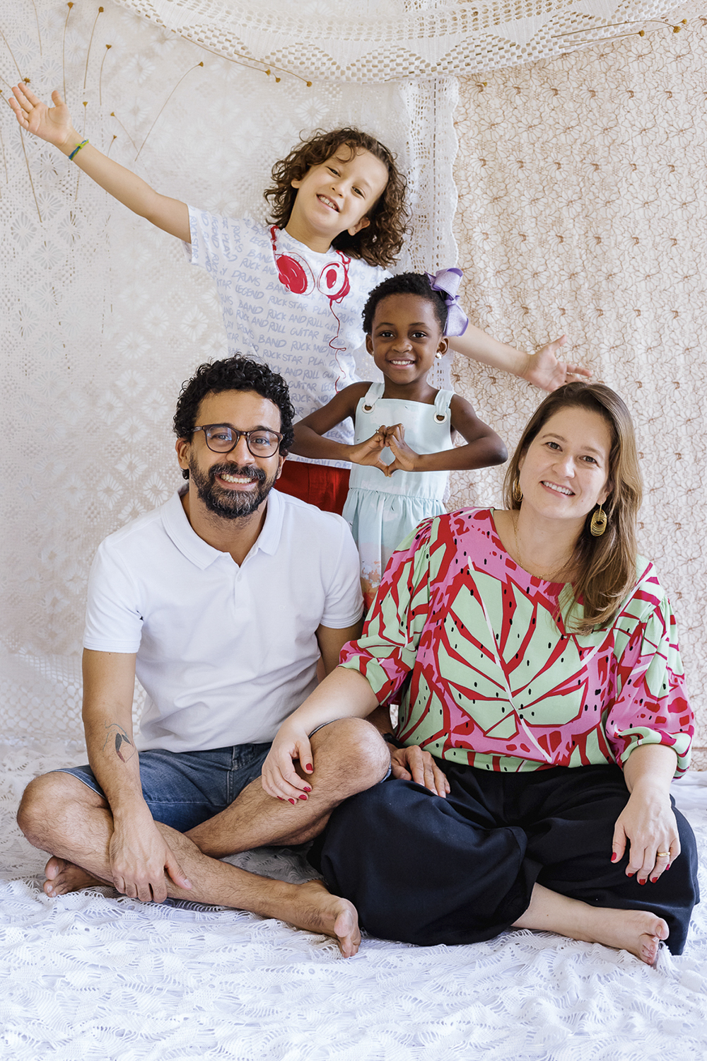 AMOR INSTANTÂNEO - Depois de três abortos espontâneos, Lara Godoi e o marido, Carlos Ranniere, pais de Nuno, 9, partiram para o Malaui, onde se encantaram com Betha, então com 2, e resolveram adotá-la. Passou-se um ano até a menina chegar ao Brasil. “Já a amávamos profundamente”, diz o pai. -