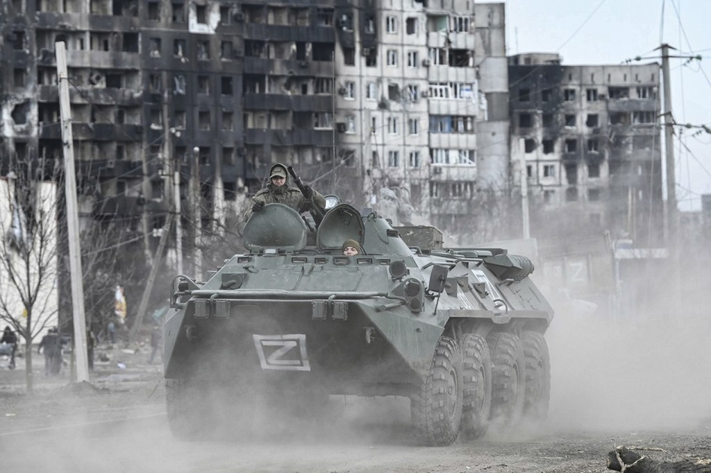 DESTRUIÇÃO - Tanque em Mariupol: sob bombas desde o início dos ataques -