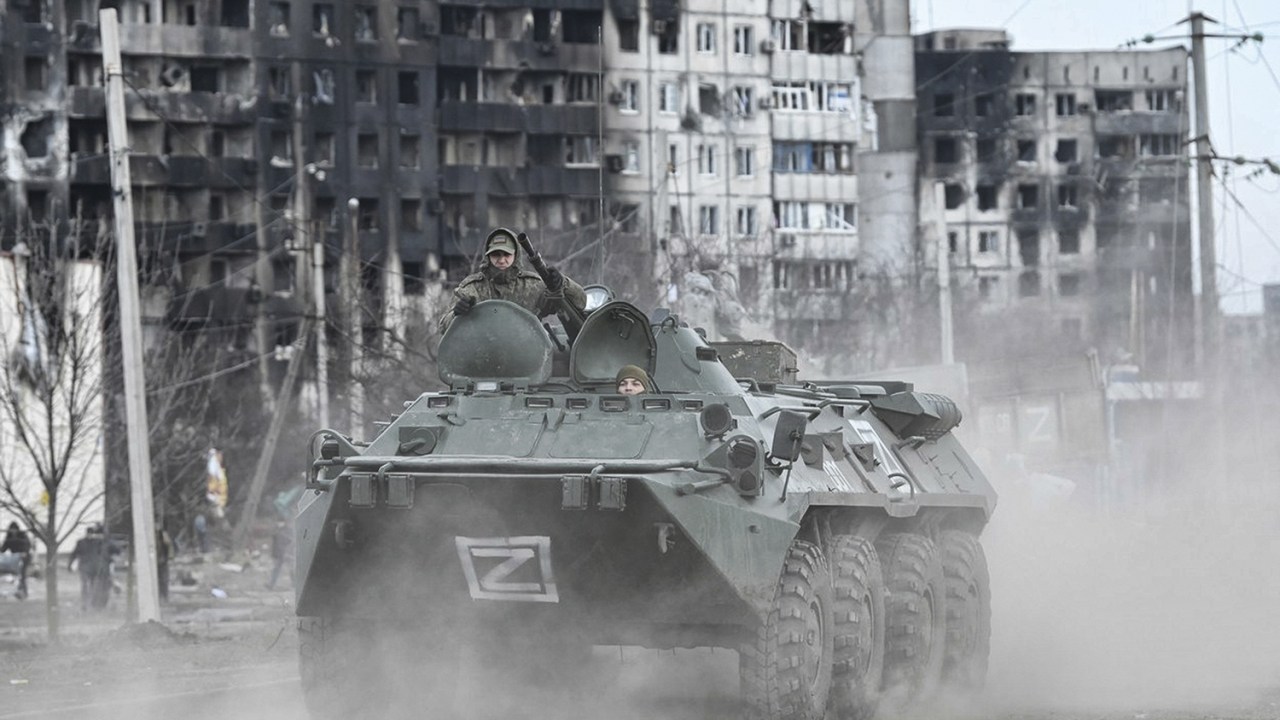 DESTRUIÇÃO - Tanque em Mariupol: sob bombas desde o início dos ataques -