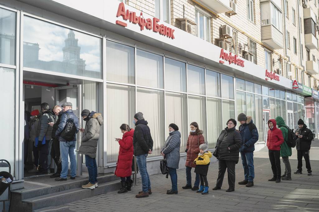 IMPACTO - Filas em um banco russo para saque de dinheiro: efeito direto das sanções determinadas pelos países ocidentais -