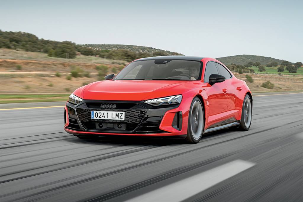Audi RS e-tron GT 2022_2.jpg AUDI RS E-TRON GT - O esportivo elétrico simula o ronco do motor a combustão, tem suspensão que se adapta ao terreno e pode ser carregado em tomadas residenciais. Custa cerca de 1 milhão de reais -