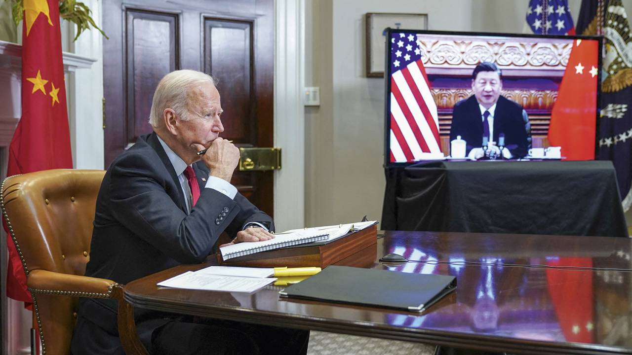 OS RIVAIS - Biden e Xi: encontro marcado em meio à queda de braço nas questões comerciais e, agora, na crise da Ucrânia -