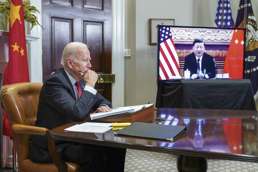 OS RIVAIS - Biden e Xi: encontro marcado em meio à queda de braço nas questões comerciais e, agora, na crise da Ucrânia -