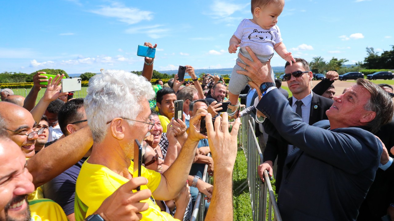 O presidente Jair Bolsonaro interage com simpatizantes durante solenidade em Brasília