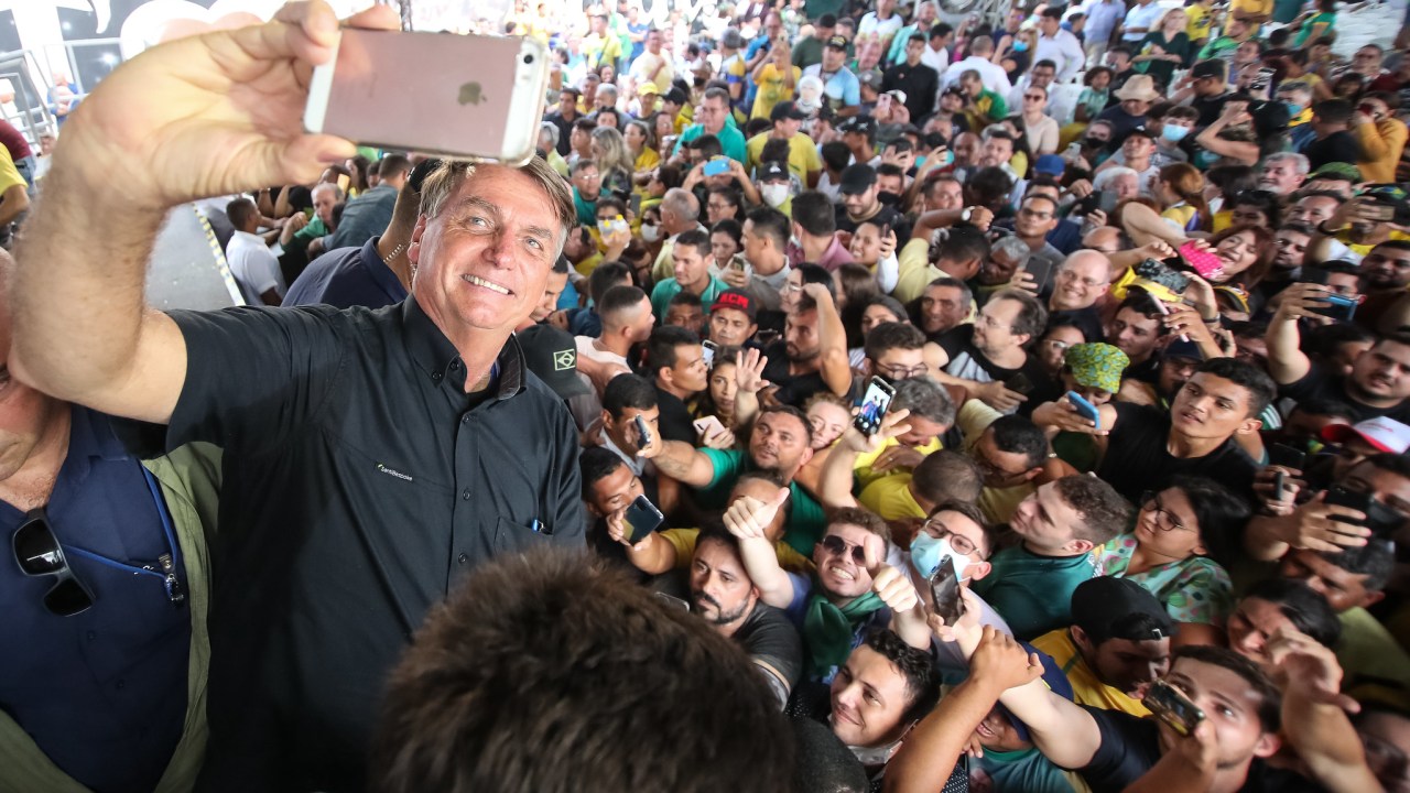 O presidente Jair Bolsonaro (PL), com eleitores em Quixadá (CE)