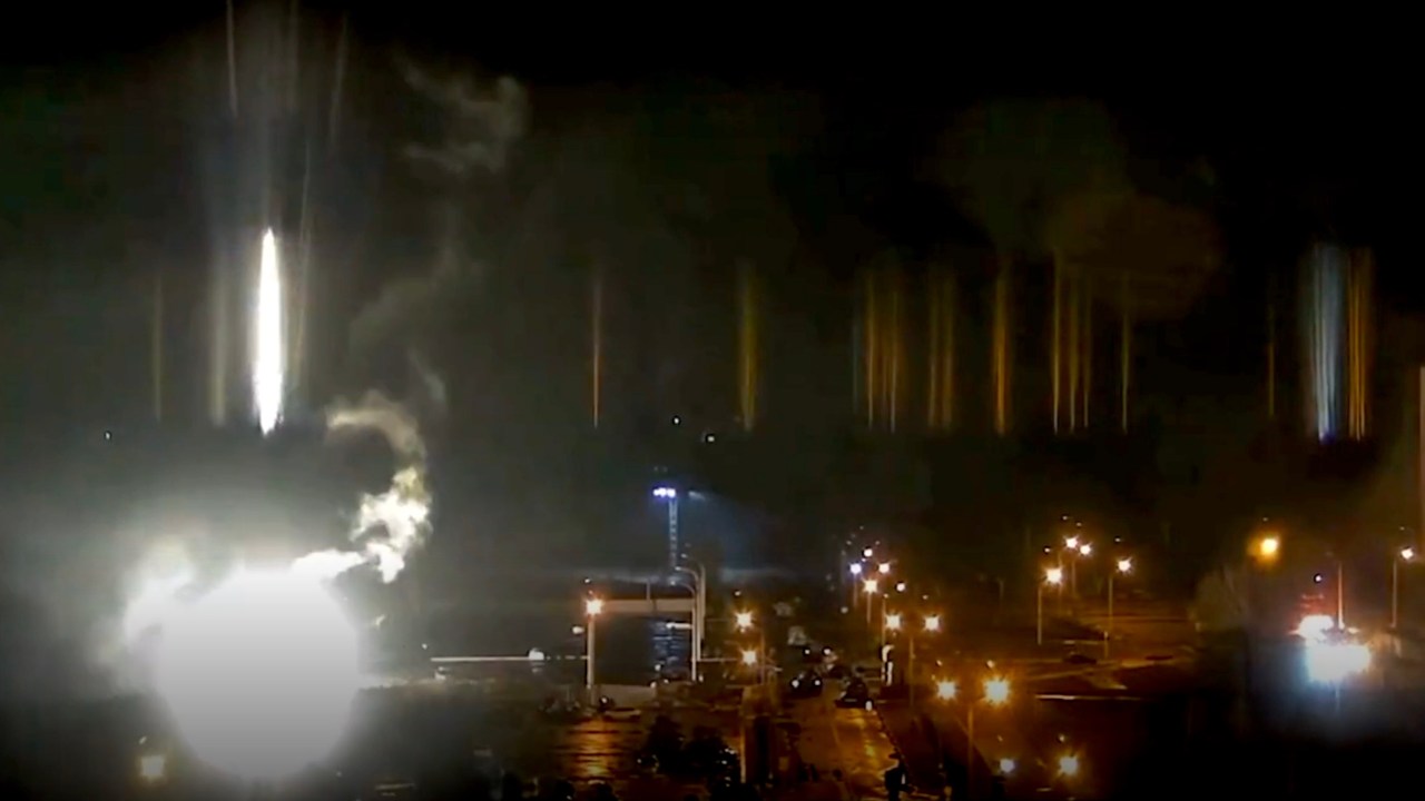Bombardeio russo às instalações da maior central nuclear da Europa, em Zaporizhzhia, na Ucrânia -