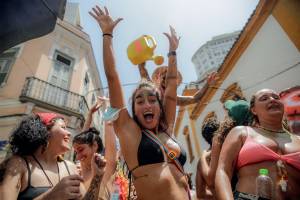 Comparsa de carnaval recorre las calles en Río de Janeiro