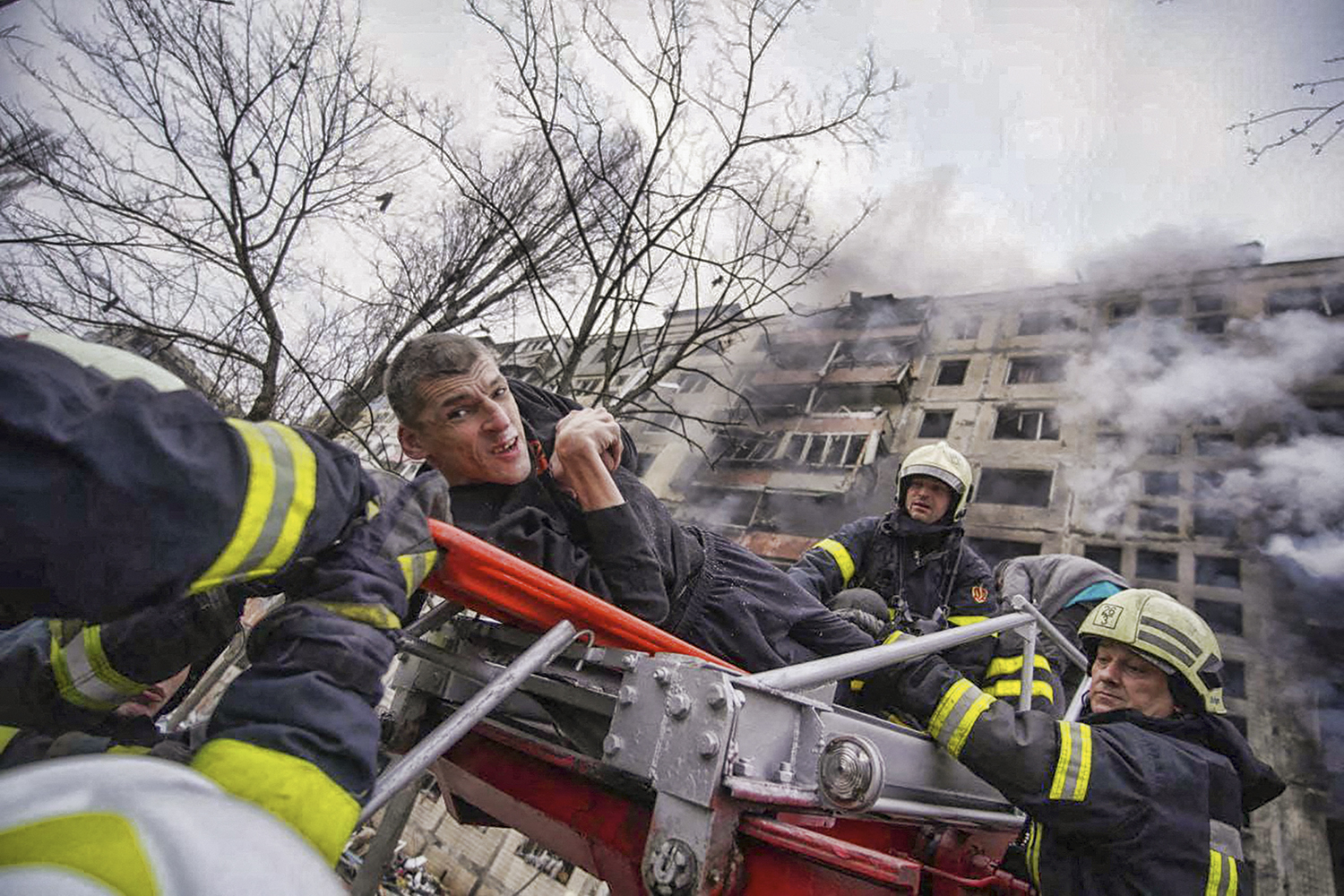 ATAQUE CONTRA CIVIS - Resgate em prédio de Kiev: bombas na capital -