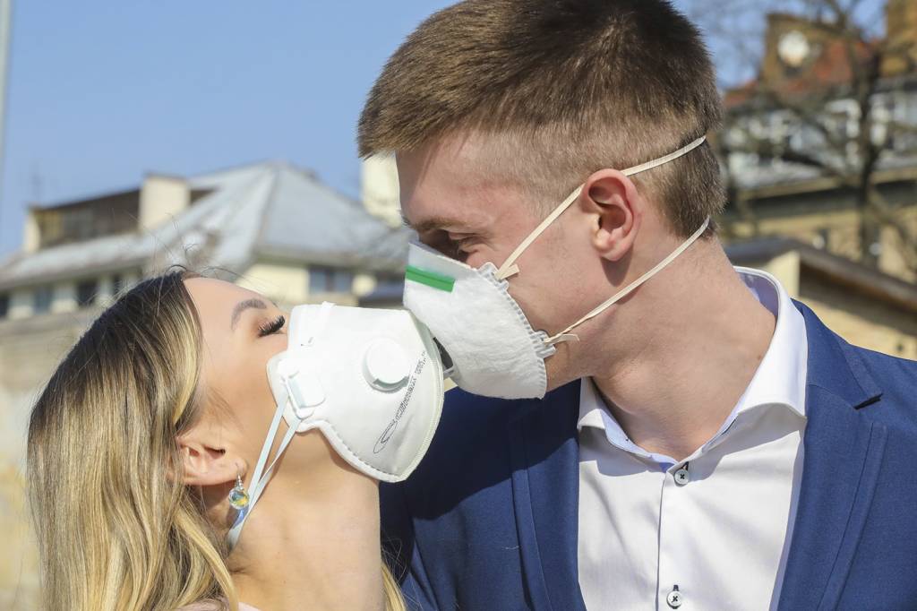 NA SAÚDE E NA DOENÇA - Na Lituânia, Dainius e a noiva, Ramune, selam o casamento com beijo e máscaras: proteção -