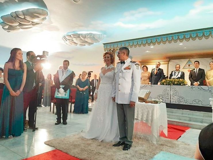 Carla Zambelli durante o seu casamento com Aginaldo de Oliveira; ao fundo os então ministros Abraham Weintraub e Sergio Moro