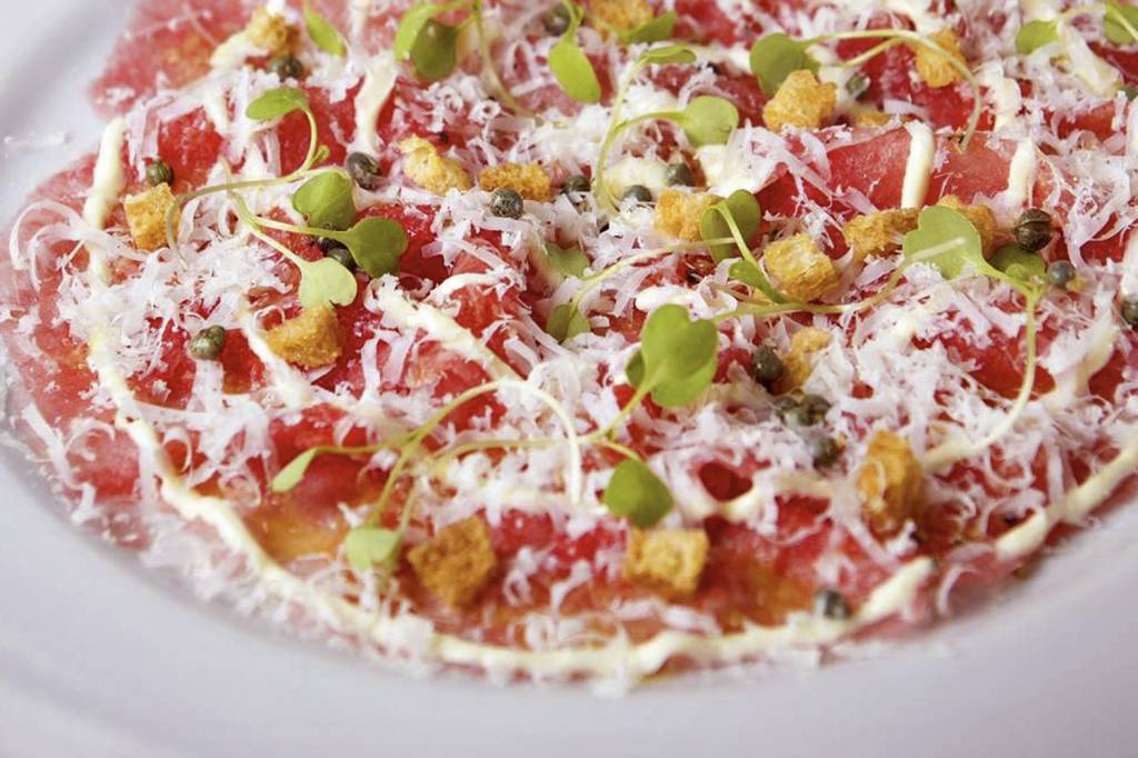 Carpaccio-de-melancia-cred-Helio-Nogueira.jpg SABOR HETERODOXO - Fatias de melancia: refrescância para a sobremesa, em prato adequado ao verão -