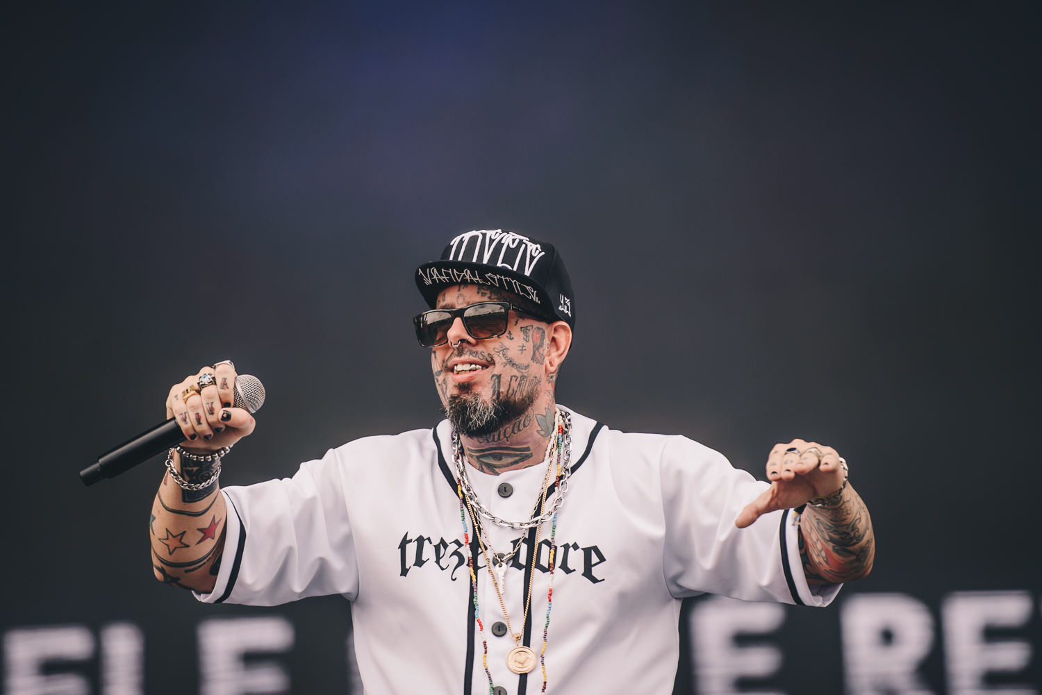 Tico Santa Cruz pede para público ‘vibrar’ pela democracia no Rock in Rio