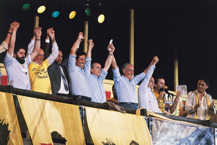 Lula, Ulysses Guimarães, Orestes Quércia, Leonel Brizola, Franco Montoro, Tancredo Neves, Osmar Santos e Fernando Henrique Cardoso, durante comício da campanha Diretas Já, em 1984 - 