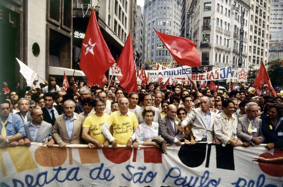 Manifestação pelas Diretas Já nas ruas do centro de São Paulo, em 1984. Da esquerda para a direita, Freitas Nobre, Brizola, Mario Covas, Ulysses Guimarães, Tancredo Neves, Franco Montoro, Fernando Henrique Cardoso -