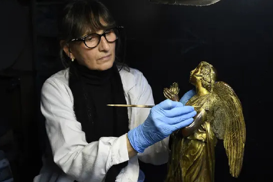 Estátua de bronze de Donatello sendo limpa e restaurada.