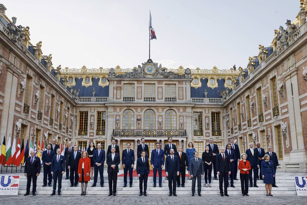 TODOS POR UM - Líderes da União Europeia se reúnem em Paris: reação conjunta à guerra fortaleceu o bloco -