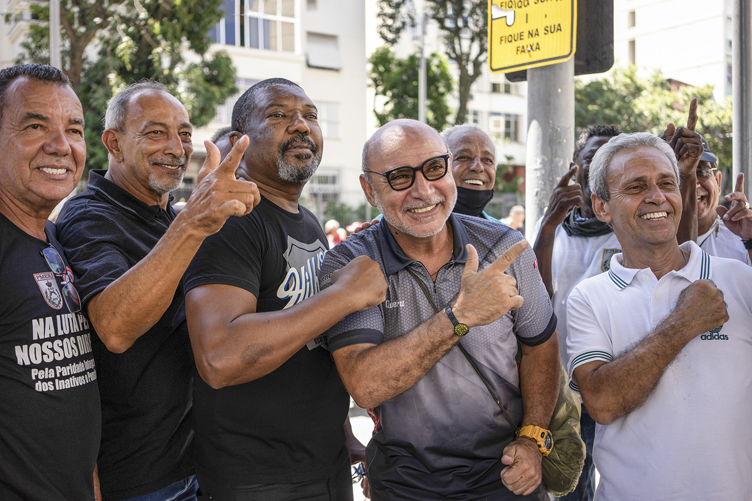 PROSELITISMO - O ex-PM (de óculos) em manifestação de policiais: circulando para cultivar apoio eleitoral -