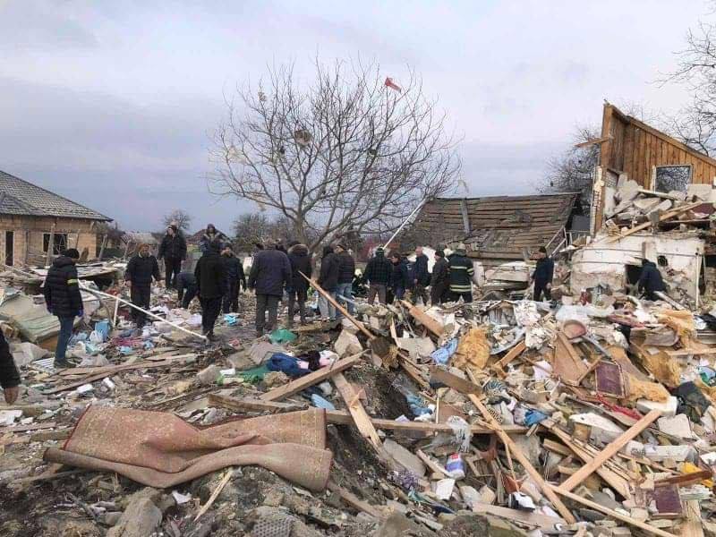 Bombardeio na vila de Markhalivka, na região de Kiev, Ucrânia