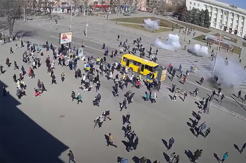 Momento que manifestantes se dispersaram em Kherson, Ucrânia