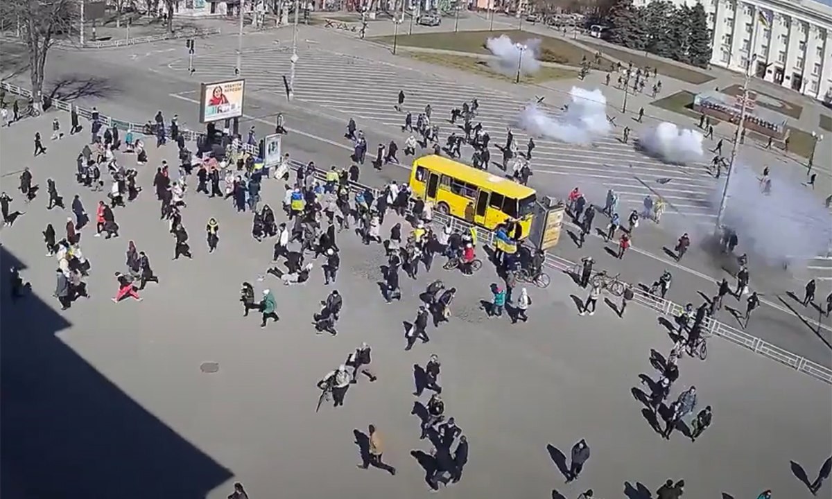 Momento que manifestantes se dispersaram em Kherson, Ucrânia