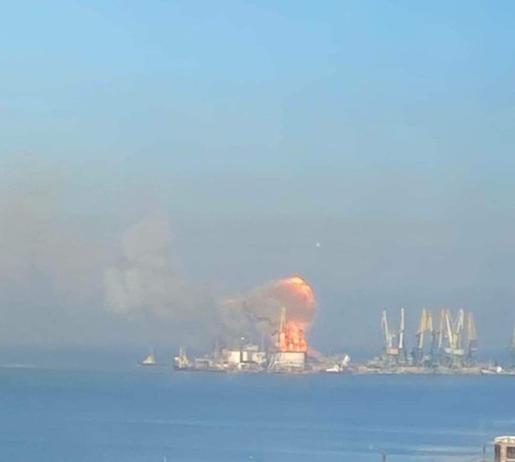 Navio russo em chamas no porto de Berdyansk, Ucrânia. 24/03/2022