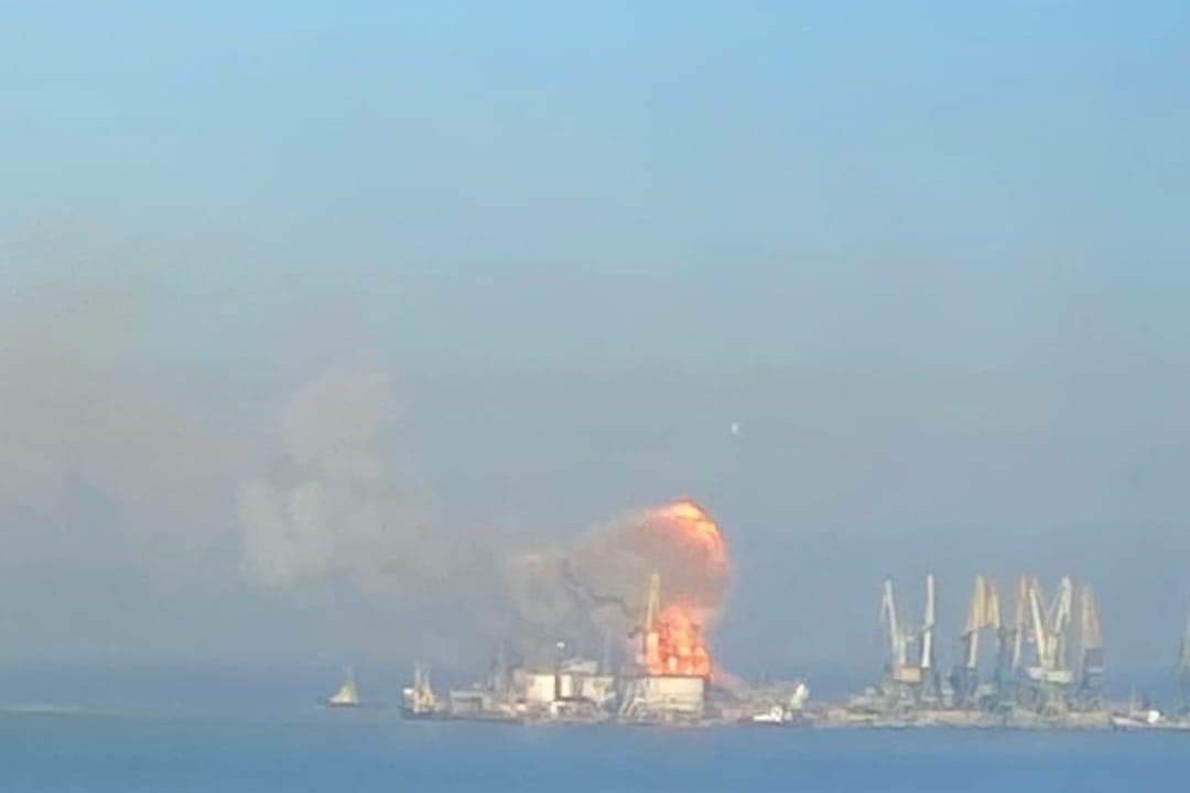 Navio russo em chamas no porto de Berdyansk, Ucrânia. 24/03/2022