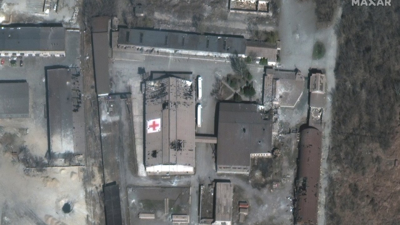 Imagem de satélite obtida pela empresa Maxar Technologies mostra prédio da Cruz Vermelha em Mariupol