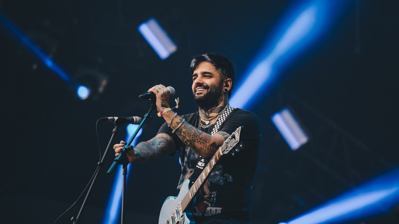 O cantor Lucas Silveira, da banda Fresno, que gritou Fora Bolsonaro no show no Lollapalooza