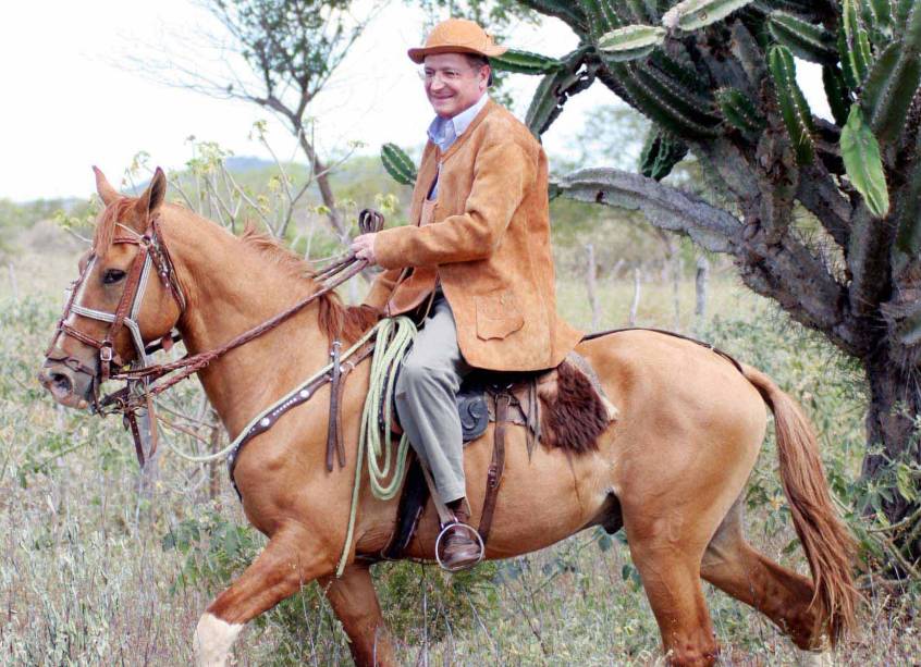 Vestido de vaqueiro nordestino, Geraldo Alckmin anda a cavalo na caatinga em Pernambuco, em 2006 -