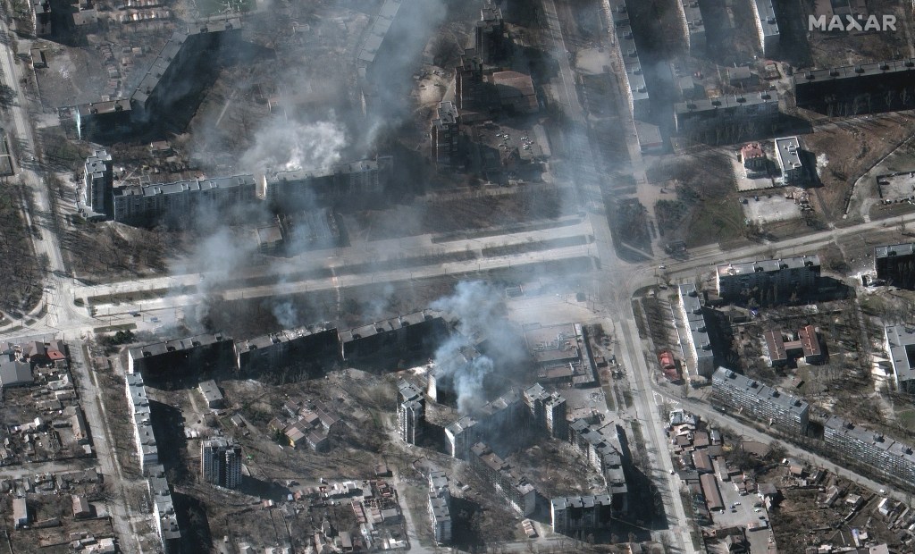(Ukraine), 22/03/2022.- A handout satellite image made available by Maxar Technologies shows buildings on fire, in Mariupol, Ukraine, 22 March 2022. Russian troops entered Ukraine on 24 February prompting the country's president to declare martial law and triggering a series of announcements by Western countries to impose severe economic sanctions on Russia. (Incendio, Rusia, Ucrania) EFE/EPA/MAXAR TECHNOLOGIES HANDOUT -- MANDATORY CREDIT: SATELLITE IMAGE 2022 MAXAR TECHNOLOGIES -- THE WATERMARK MAY NOT BE REMOVED/CROPPED -- HANDOUT EDITORIAL USE ONLY/NO SALES
