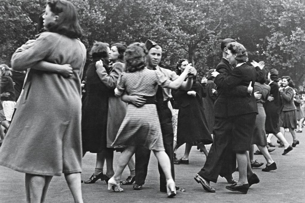RIQUEZA - Baile em Londres durante a II Guerra: Churchill os promovia para alimentar o ânimo da população -
