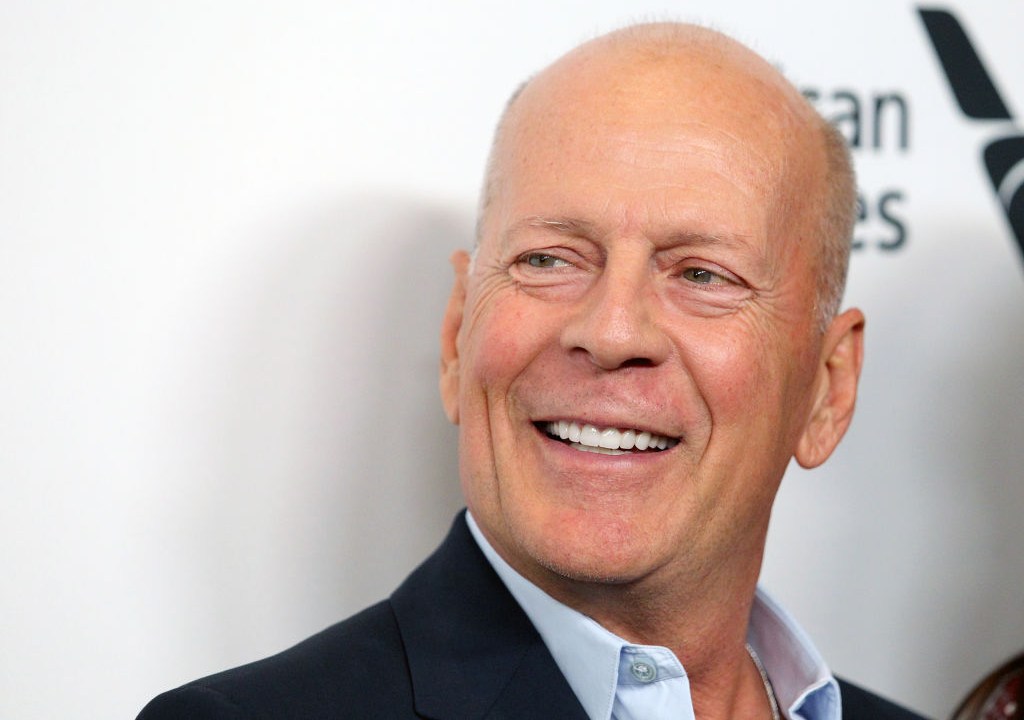 Conhecido pelos filmes de ação, Bruce Willis decidiu se afastar da atuação após ser diagnosticado com afasia -