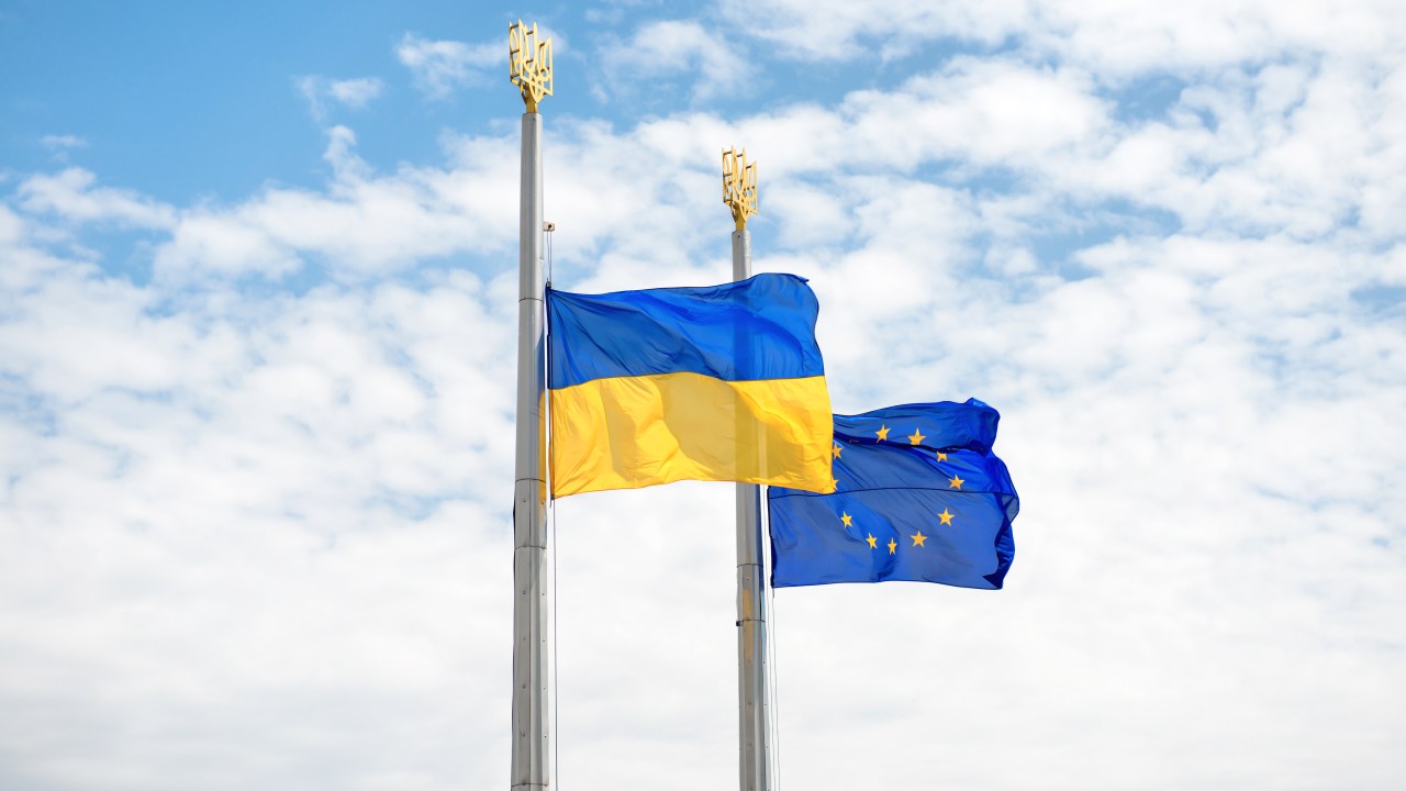 Bandeiras da União Europeia e Ucrânia