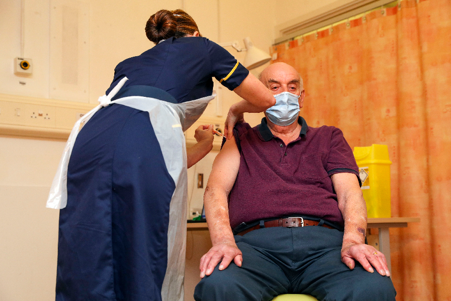 Idoso recebe vacina contra Covid-19 no Reino Unido -