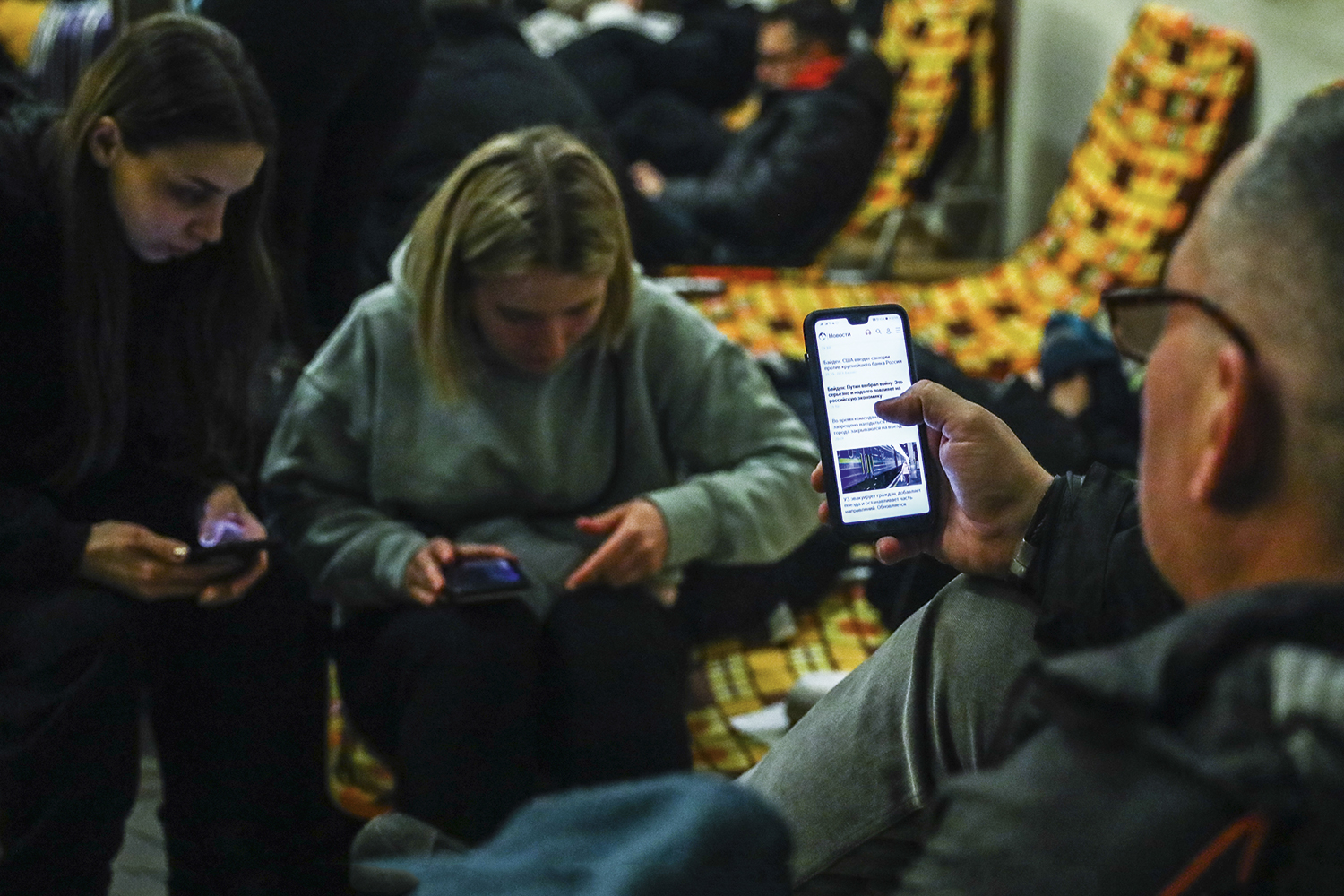 INFORMAÇÃO - Moradores de Kiev acompanham a guerra através dos celulares em abrigo: fator de mobilização da população -