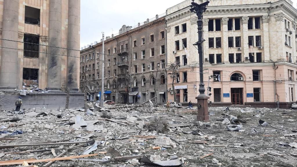 Praça de Kharkiv ficou destruída após ataques