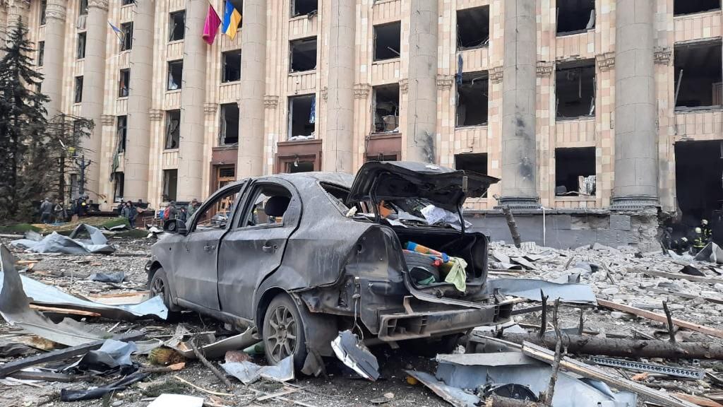 Carro destruído após ataques