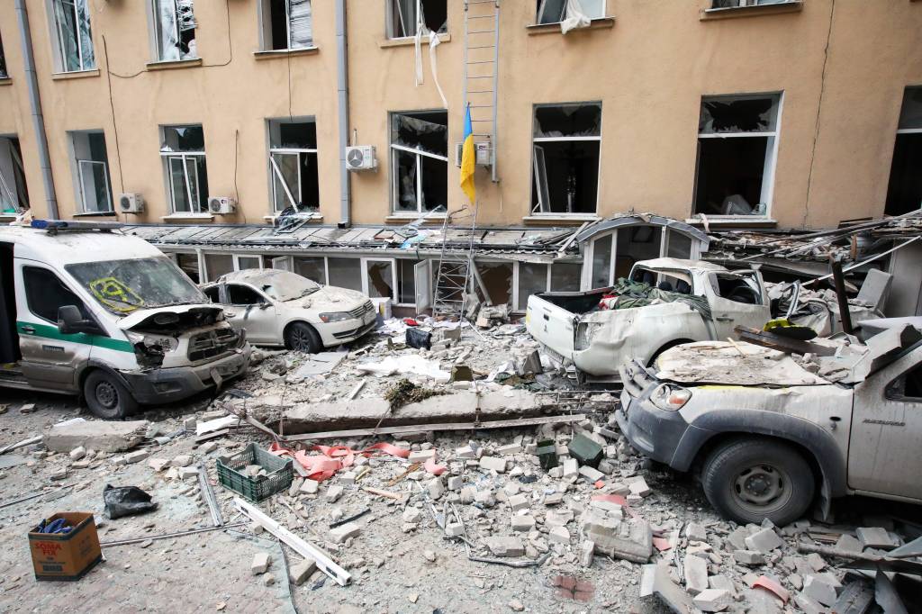 Consequences of shelling in central Kharkiv Centro de Kharkiv, segunda maior cidade da Ucrânia, após ataque. 01/03/2022