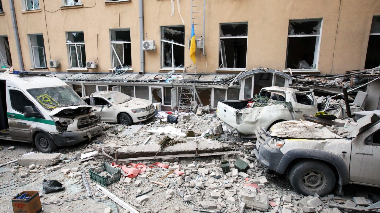 Centro de Kharkiv, segunda maior cidade da Ucrânia, após ataque. 01/03/2022
