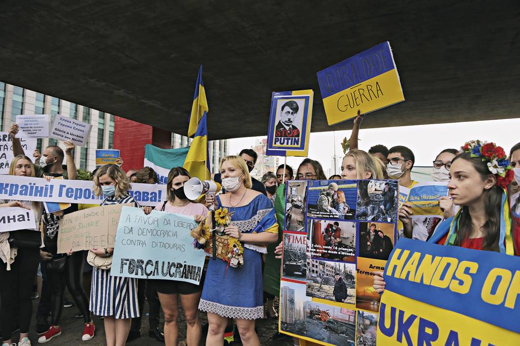 GettyImages-1238866664.jpg ALVO CERTO - Protesto na Paulista: grupo se manifesta com cartazes em solidariedade à Ucrânia e com críticas ao presidente russo -