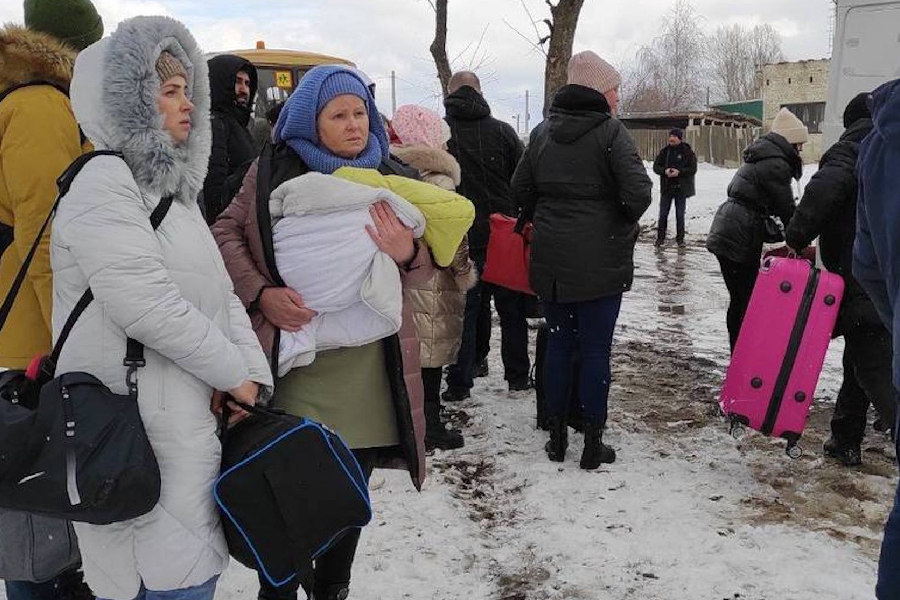 Civis deixam a cidade de Sumy, na Ucrânia, após abertura de corredores humanitários - 08/03/2022 -