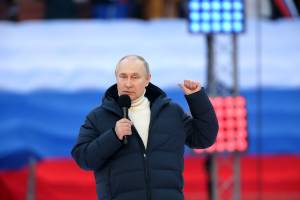 O presidente russo Vladimir Putin discursa em evento pró-guerra na Ucrânia. 18/03/2022.
