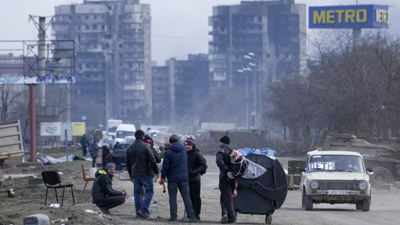Civis deixam Mariupol, na Ucrânia, no domingo (21)