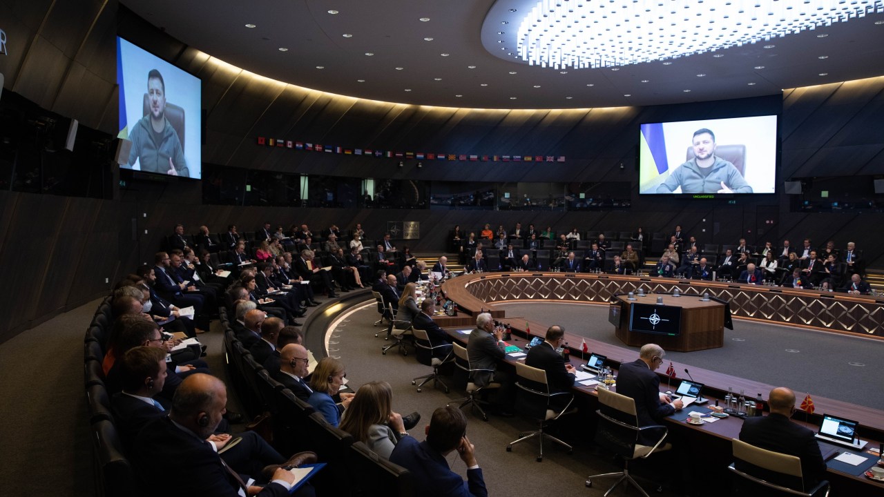 Presidente ucraniano, Volodymyr Zelensky, discursa via videoconferência em cúpula extraordinária da Otan, em Bruxelas. 24/03/2022